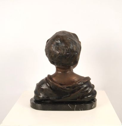 Buste représentant une petite fille. Bronze...