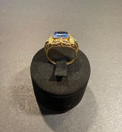 Bague en or jaune 750/°°°.
Motif floral.
Poids...