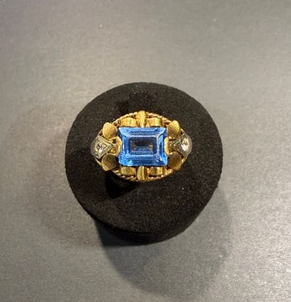 Bague en or jaune 750/°°°.
Motif floral.
Poids...