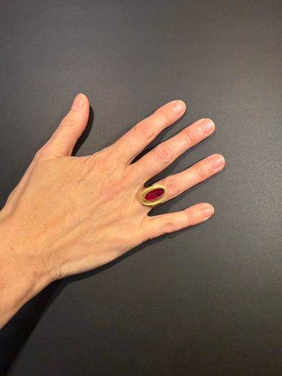 Bague en or et Spinelle rouge. 
Poids en...