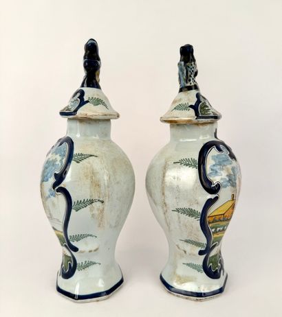 DELFT. Inv 26004 / 37
Paire de vases en céramique....