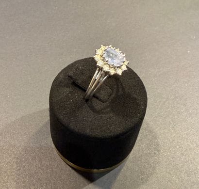 Bague en or blanc et saphir gris - bleu pâle,...