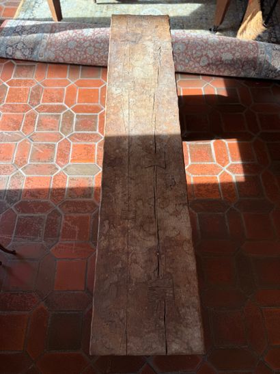 Banc en chêne gougé, effet martelé.
Les supports...
