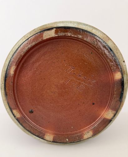 DUBOIS. Inv 26004 / 64
Signé. N°A1B Vase...