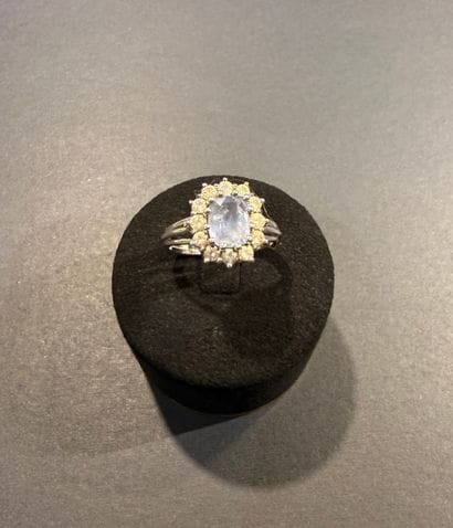 Bague en or blanc et saphir gris - bleu pâle,...
