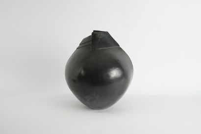 Bateman Irène. Vase rond à 2 arrêtes saillantes...