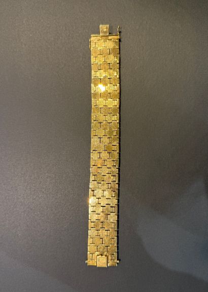 Large bracelet en or jaune 750/°°° .
Poids...