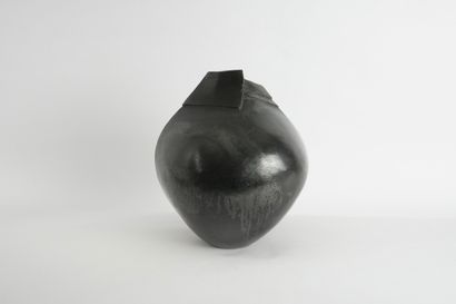 Bateman Irène. Vase rond à 2 arrêtes saillantes...