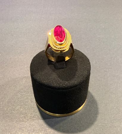 Bague en or et Spinelle rouge. 
Poids en...