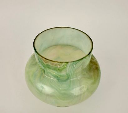 PIQUE FLEURS en verre irisé vert. Inv 26004...