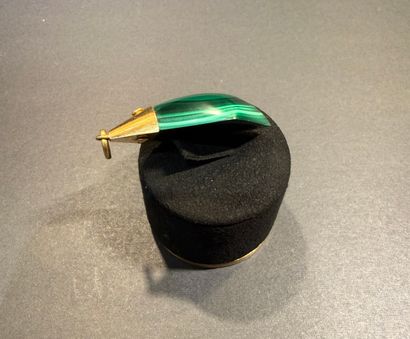 Pendentif en or jaune et malachite. 
Bélière,...