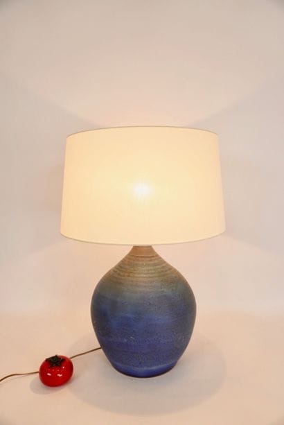 LUDOVIC. Grand pied de lampe bleu. Haut....