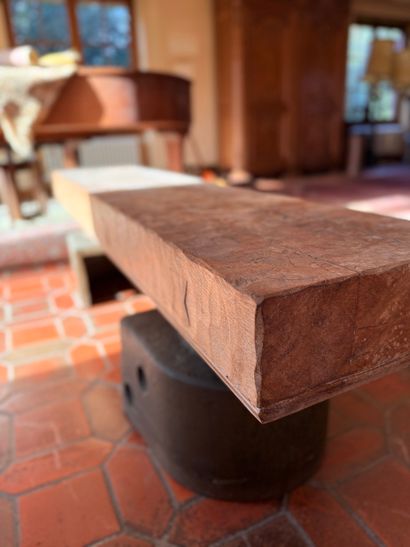 Banc en chêne gougé, effet martelé.
Les supports...