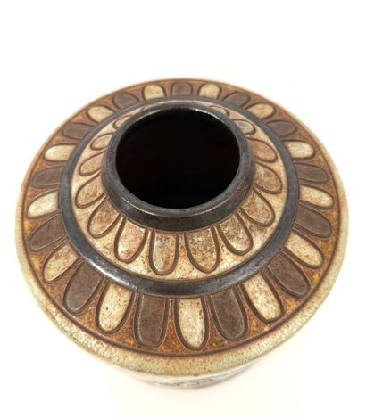DUBOIS. Inv 26004 / 64
Signé. N°A1B Vase...