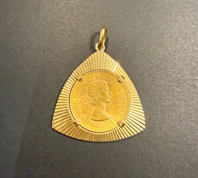 Pendentif en or jaune 750/°°°. 5,112 gr
Sertie...