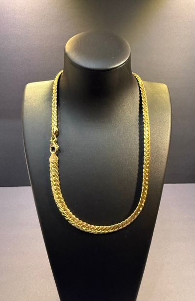 Large collier en or, maille gourmette creuse....
