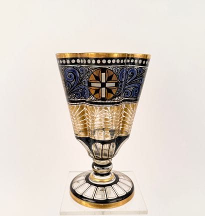 Vase sur pied douche. Tchèque en verre émaillé....