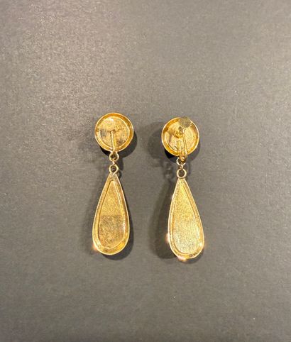 Paire de boucles d'oreilles en or et en malachite...