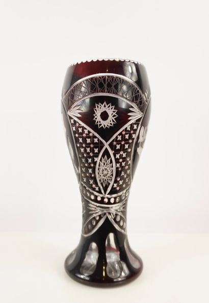 Vase rouge bordeaux taillé. Probablement...