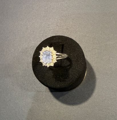 Bague en or blanc et saphir gris - bleu pâle,...
