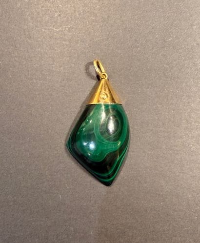 Pendentif en or jaune et malachite. 
Bélière,...
