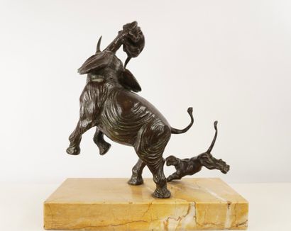 G. DARIS. Sculpture en bronze sur un socle...