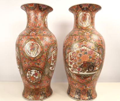 Chine fin XIXe. Paire de vases en porcelaine...
