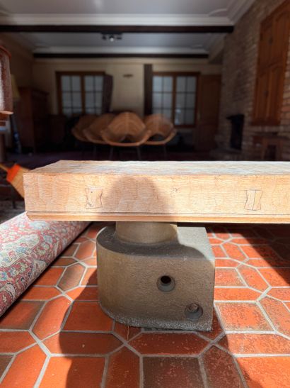 Banc en chêne gougé, effet martelé.
Les supports...