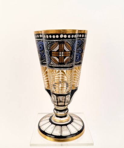Vase sur pied douche. Tchèque en verre émaillé....
