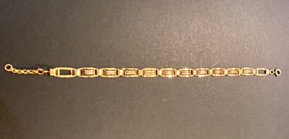 Bracelet avec une maille ajourée. 
Il est...