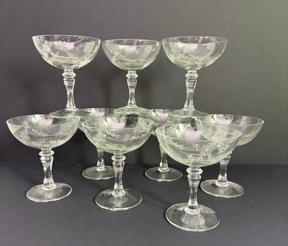 Verrerie. Partie de service.
10 grandes coupes...