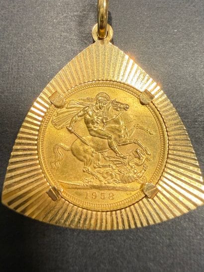 Pendentif en or jaune 750/°°°. 5,112 gr
Sertie...