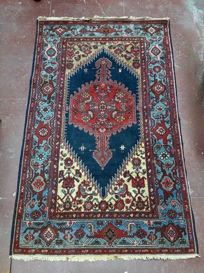 Tapis Persan Hériz. Fait main.
Bon état
Dimensions...
