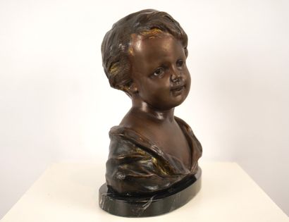 Buste représentant une petite fille. Bronze...