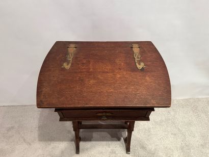 Art-Nouveau. Table cousette en chêne. Abattant...