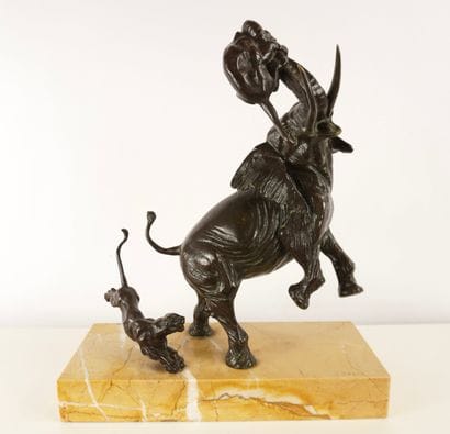 G. DARIS. Sculpture en bronze sur un socle...