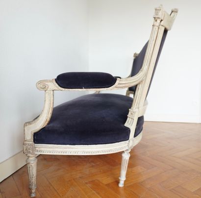 Epoque Napoléon. Grand canapé de style Louis...