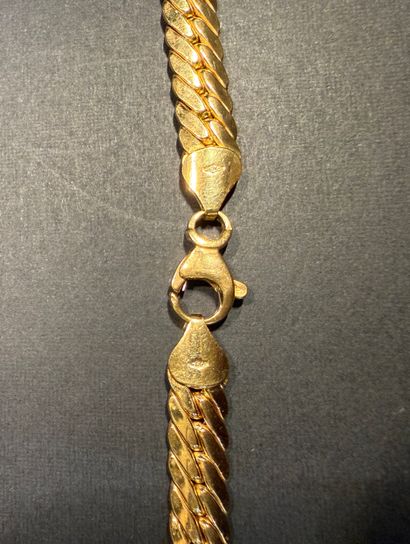 Large collier en or, maille gourmette creuse....