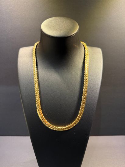 Large collier en or, maille gourmette creuse....