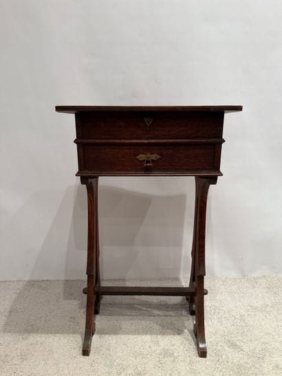 Art-Nouveau. Table cousette en chêne. Abattant...