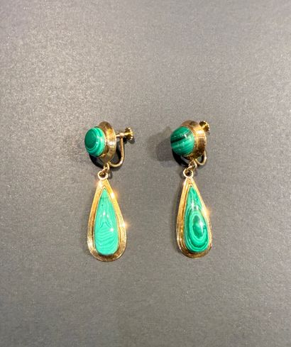 Paire de boucles d'oreilles en or et en malachite...