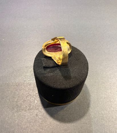 Bague en or et Spinelle rouge. 
Poids en...
