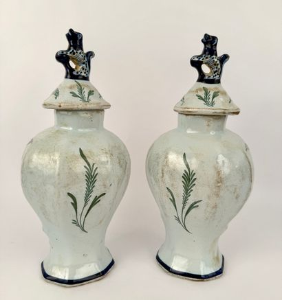 DELFT. Inv 26004 / 37
Paire de vases en céramique....