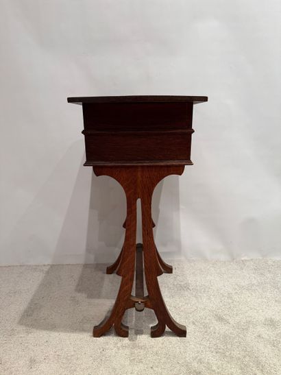 Art-Nouveau. Table cousette en chêne. Abattant...