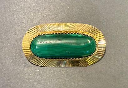 Broche en or et malachite, poids de la pierre...