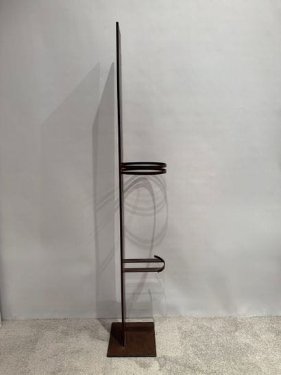 Socle en bronze à patine brune, un support...