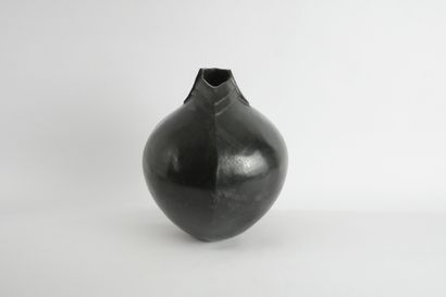Bateman Irène. Vase rond à 2 arrêtes saillantes...