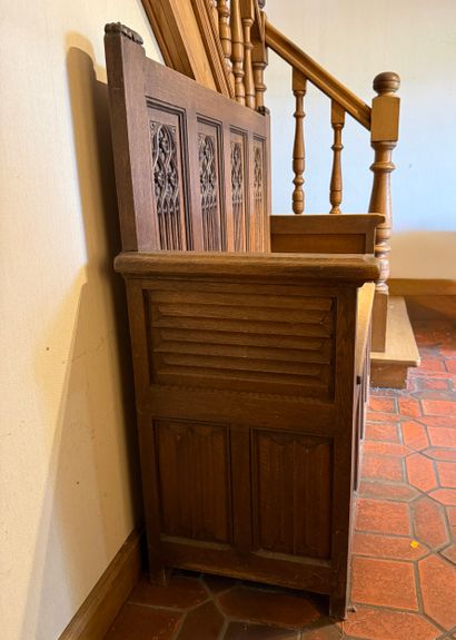 Banc-Coffre en chêne. Décors de plis de serviettes....