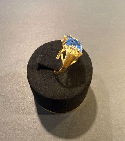 Bague en or jaune 750/°°°.
Elle est sertie...