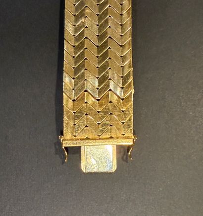 Bracelet en or jaune 750/°°°.
Maille chevron.
Or...